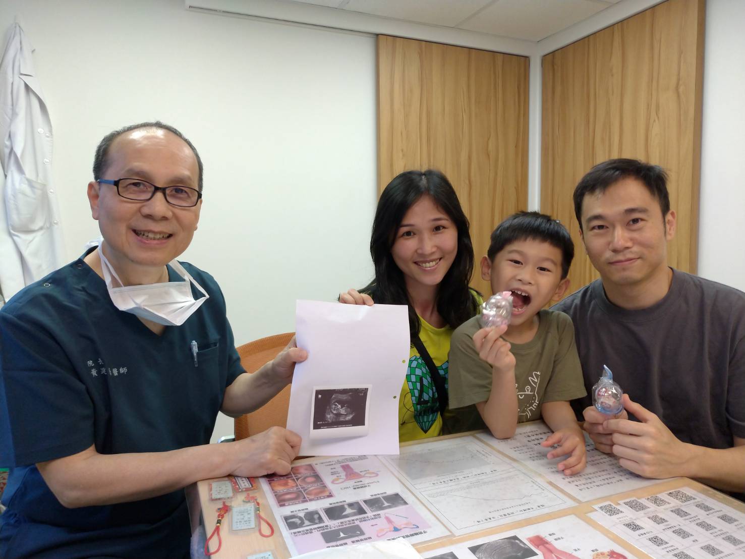 曾經歷過兩次自然性流產,一次唐氏寶寶只好忍痛引產,讓我們的身心受創!!於是我們決定找黃建榮婦產科諮詢試管嬰兒療程