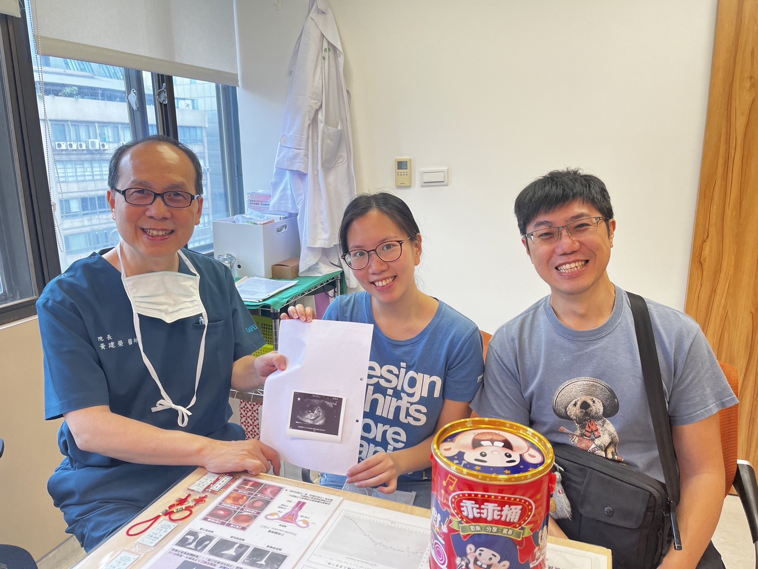 其實在婚後孕前的健康檢查中,就知道自己A M H只有1.31 ,警覺心很高的我們在嘗試排卵試紙、排卵藥半年後就直接來找黃院長報到了。